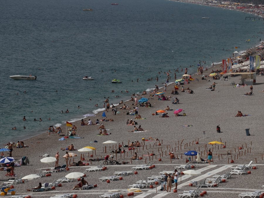 Antalya'da Nemden Bunalanlar Denizde Serinledi