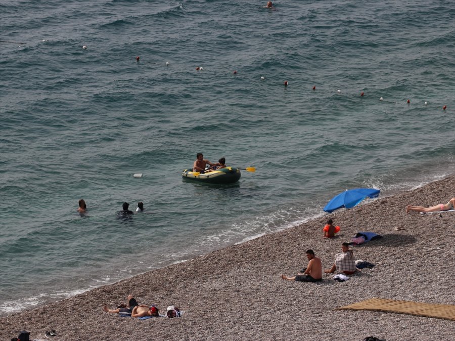 Antalya'da Nemden Bunalanlar Denizde Serinledi