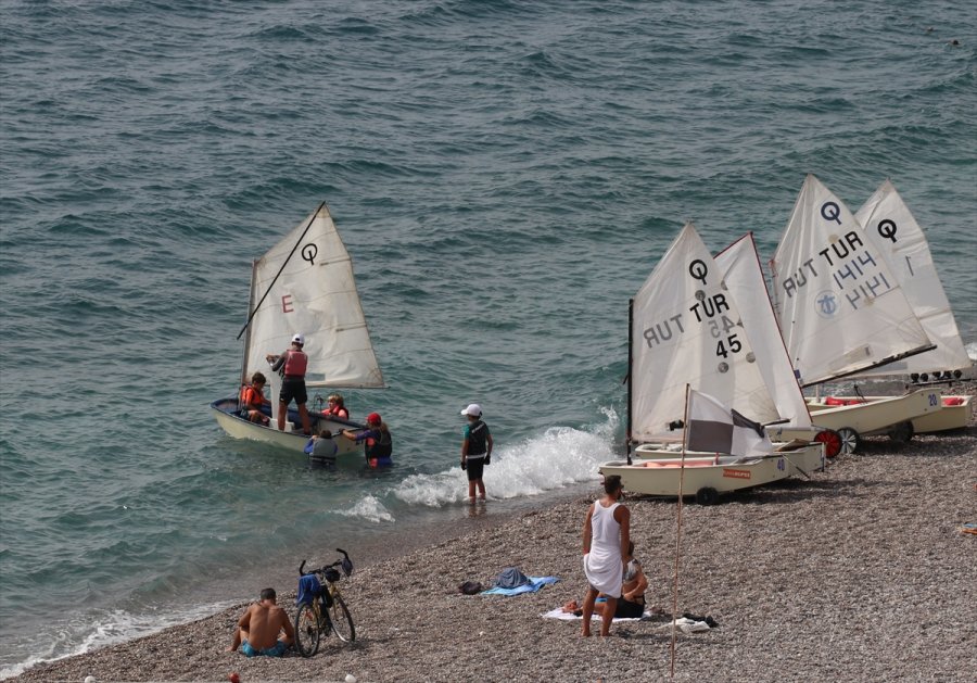 Antalya'da Nemden Bunalanlar Denizde Serinledi