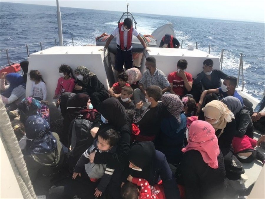 Mersin'de Balıkçı Teknesinde 90 Düzensiz Göçmen Yakalandı