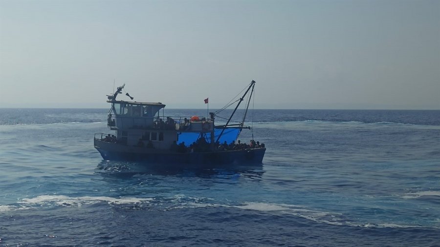 Mersin'de Balıkçı Teknesinde 90 Düzensiz Göçmen Yakalandı