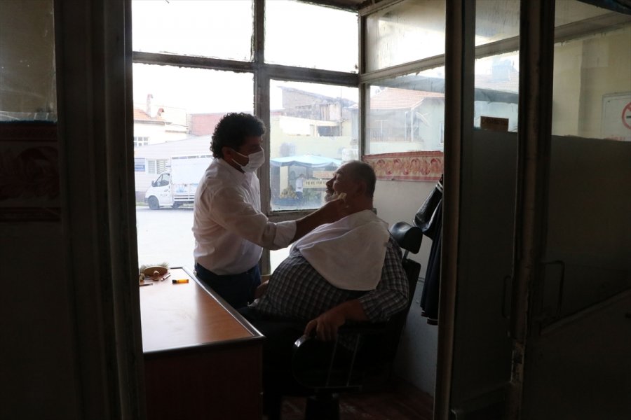 Muhtar İle Berberin Dayanışması Mahalle Sakinlerinin Yüzünü Güldürüyor