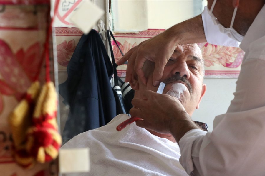 Muhtar İle Berberin Dayanışması Mahalle Sakinlerinin Yüzünü Güldürüyor