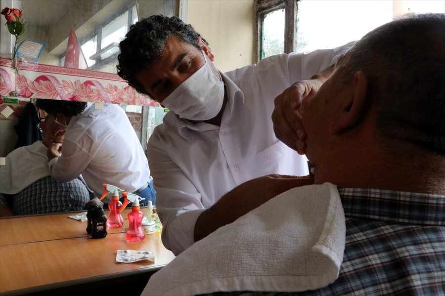 Muhtar İle Berberin Dayanışması Mahalle Sakinlerinin Yüzünü Güldürüyor