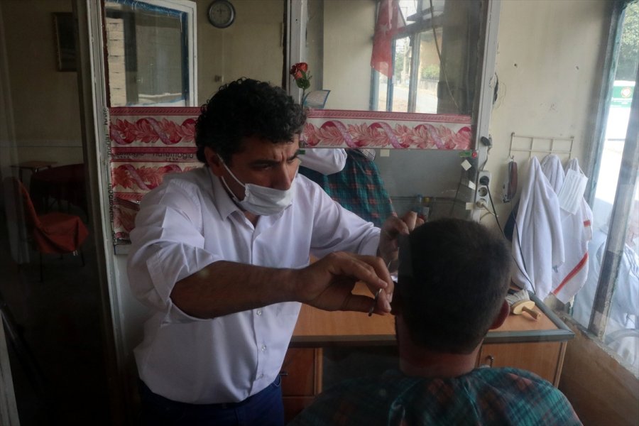 Muhtar İle Berberin Dayanışması Mahalle Sakinlerinin Yüzünü Güldürüyor