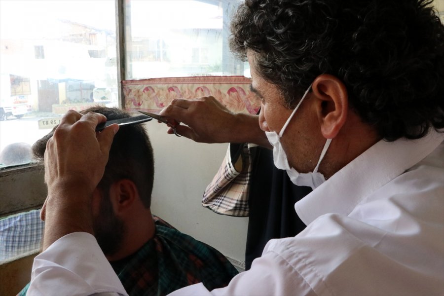 Muhtar İle Berberin Dayanışması Mahalle Sakinlerinin Yüzünü Güldürüyor