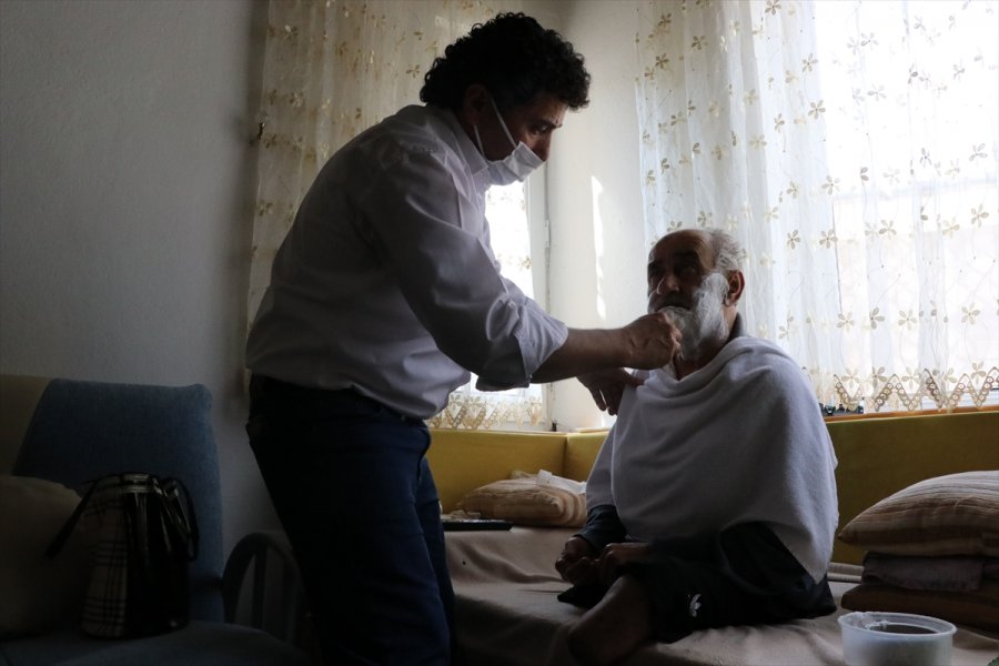 Muhtar İle Berberin Dayanışması Mahalle Sakinlerinin Yüzünü Güldürüyor