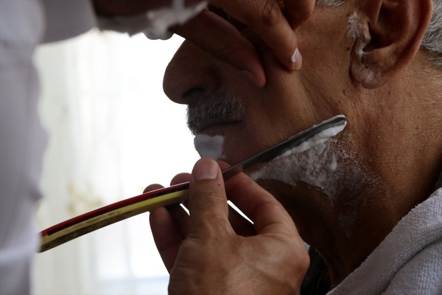 Muhtar İle Berberin Dayanışması Mahalle Sakinlerinin Yüzünü Güldürüyor