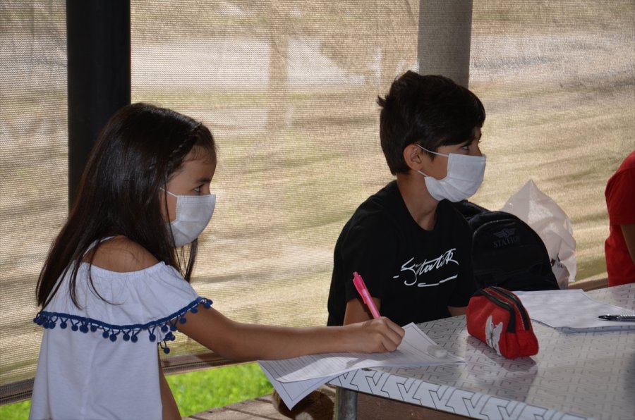 Öğrencileri İle Parkta Kulüp Etkinlikleri Düzenliyor