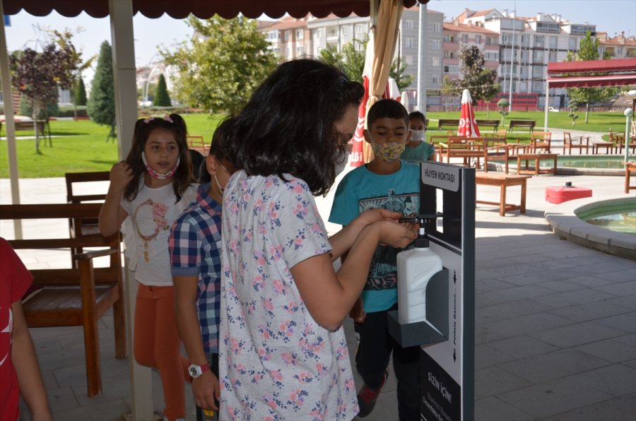 Öğrencileri İle Parkta Kulüp Etkinlikleri Düzenliyor