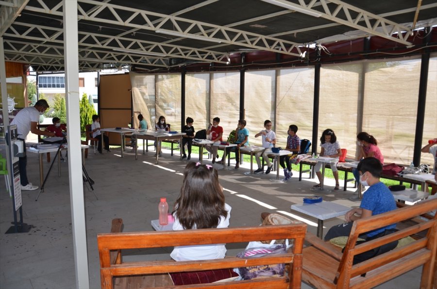 Öğrencileri İle Parkta Kulüp Etkinlikleri Düzenliyor