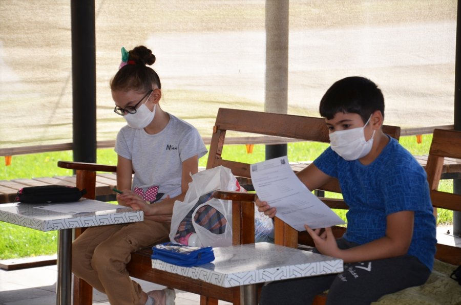 Öğrencileri İle Parkta Kulüp Etkinlikleri Düzenliyor