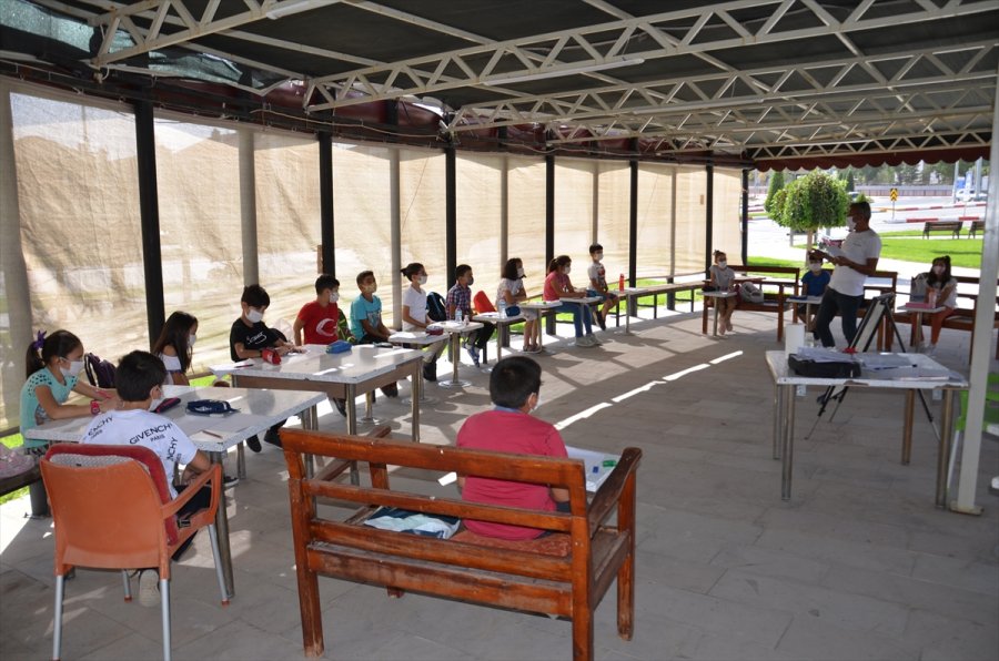 Öğrencileri İle Parkta Kulüp Etkinlikleri Düzenliyor