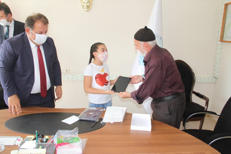 Emekli Maaşını İhtiyaç Sahibi İlkokul Öğrencisine Tablet Alınması İçin Bağışladı