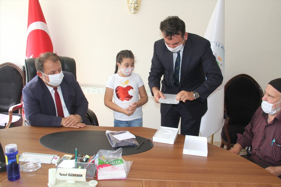 Emekli Maaşını İhtiyaç Sahibi İlkokul Öğrencisine Tablet Alınması İçin Bağışladı