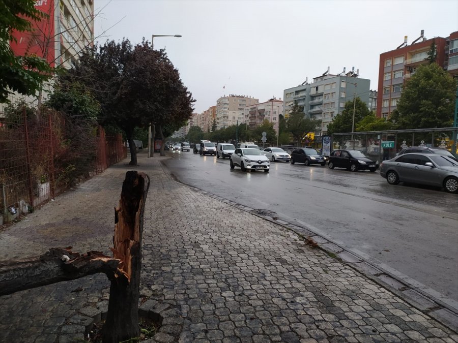 Konya'da Fırtına Hayatı Olumsuz Etkiledi