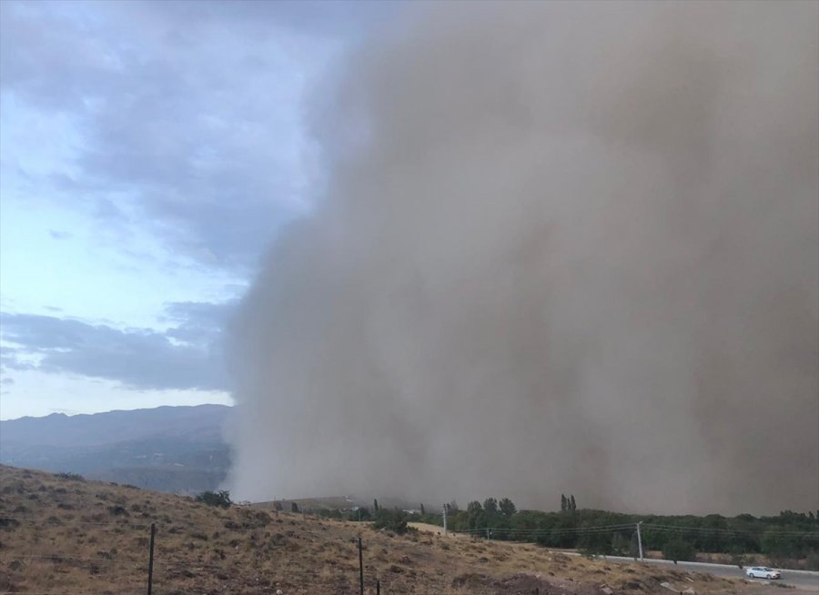 Konya'da Oluşan Toz Bulutu Hayatı Olumsuz Etkiledi