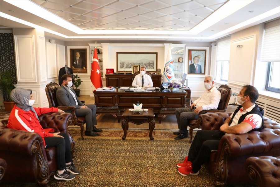 Şampiyon Tekvandocular Başkan Palancıoğlu'nu Ziyaret Etti