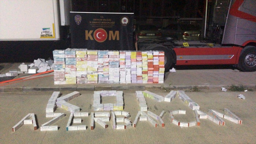 Antalya'da 26 Bin 880 Paket Kaçak Elektronik Sigara Kartuşu Ele Geçirildi