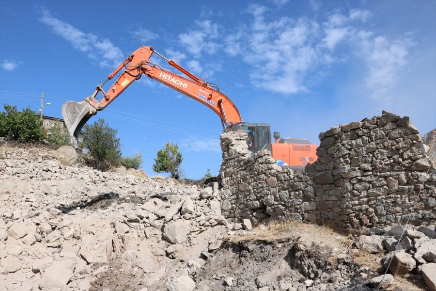 Beyşehir'de Metruk Yapılar Yıkılıyor