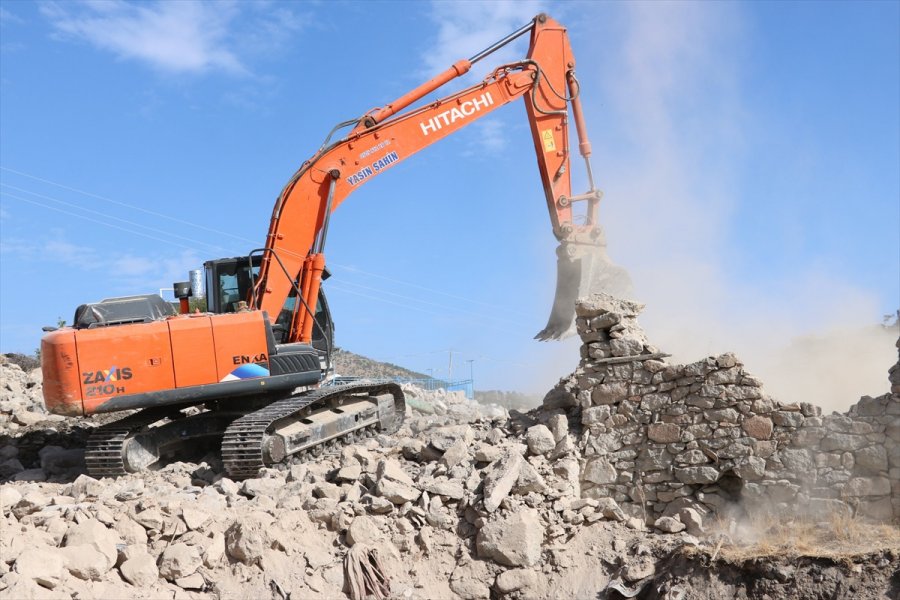 Beyşehir'de Metruk Yapılar Yıkılıyor