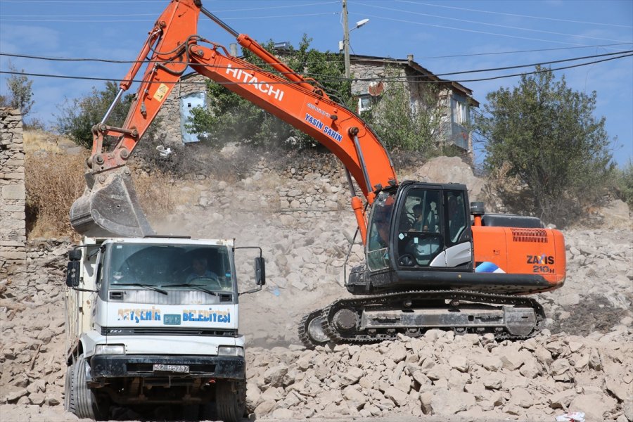 Beyşehir'de Metruk Yapılar Yıkılıyor