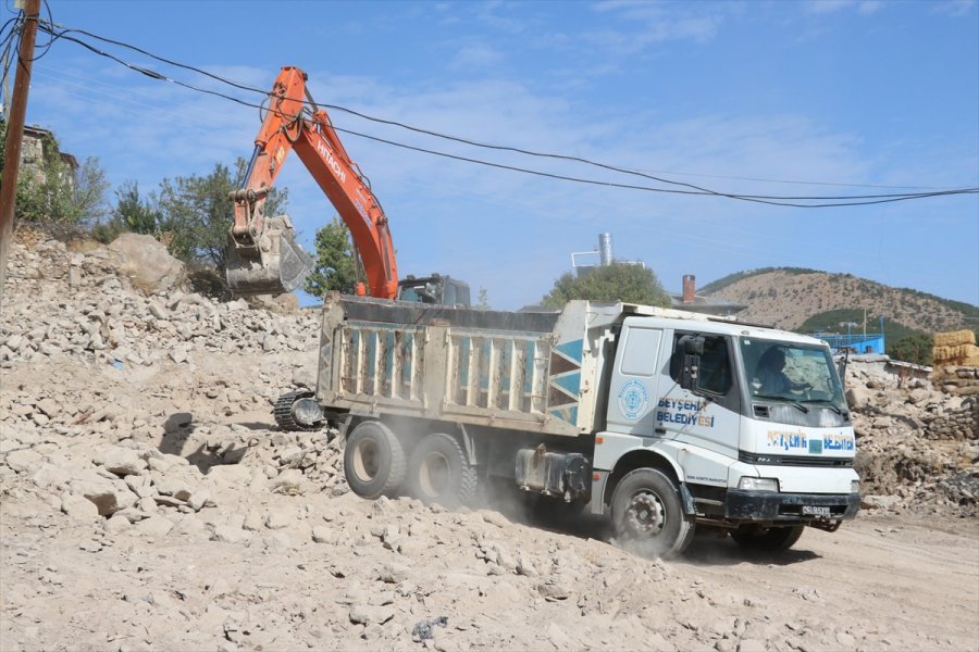 Beyşehir'de Metruk Yapılar Yıkılıyor