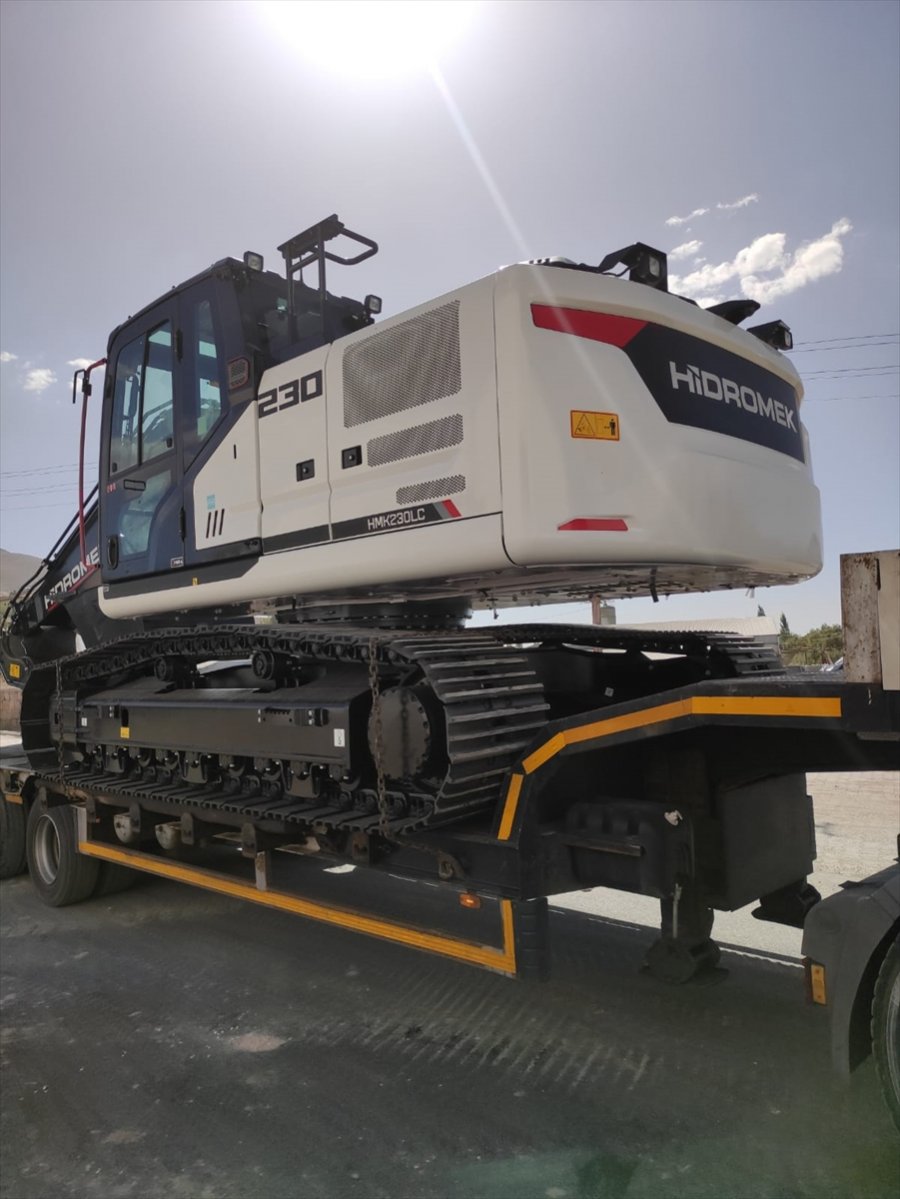 Çevre Ve Şehircilik Bakanlığı, Pınarbaşı Belediyesine Ekskavatör Hibe Etti