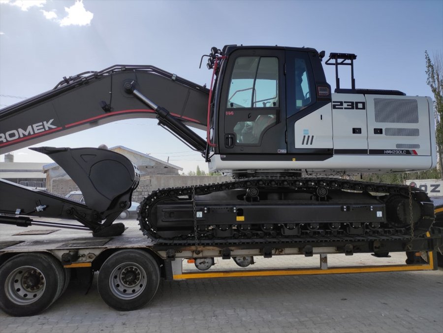 Çevre Ve Şehircilik Bakanlığı, Pınarbaşı Belediyesine Ekskavatör Hibe Etti