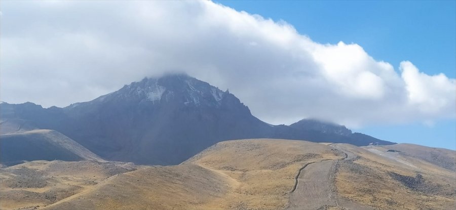Erciyes Dağı'na Kar Yağdı
