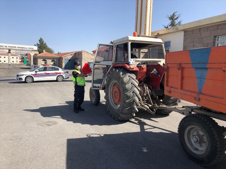Jandarma Traktör Kazalarını Önlemek İçin Reflektör Dağıttı