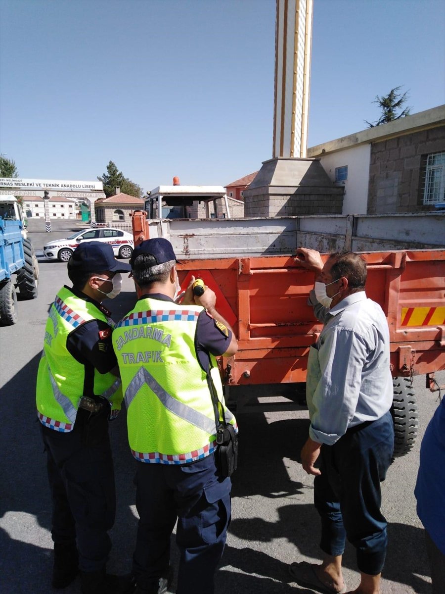 Jandarma Traktör Kazalarını Önlemek İçin Reflektör Dağıttı