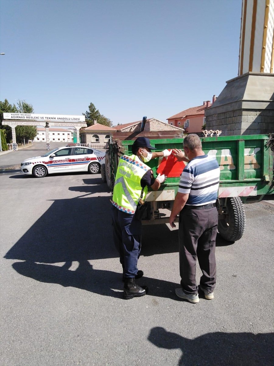 Jandarma Traktör Kazalarını Önlemek İçin Reflektör Dağıttı