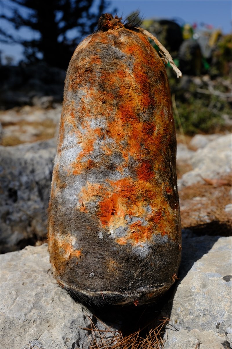 Mersin'de Olgunlaşan Obruk Peynirleri Mağaralardan Çıkarılmaya Başlandı