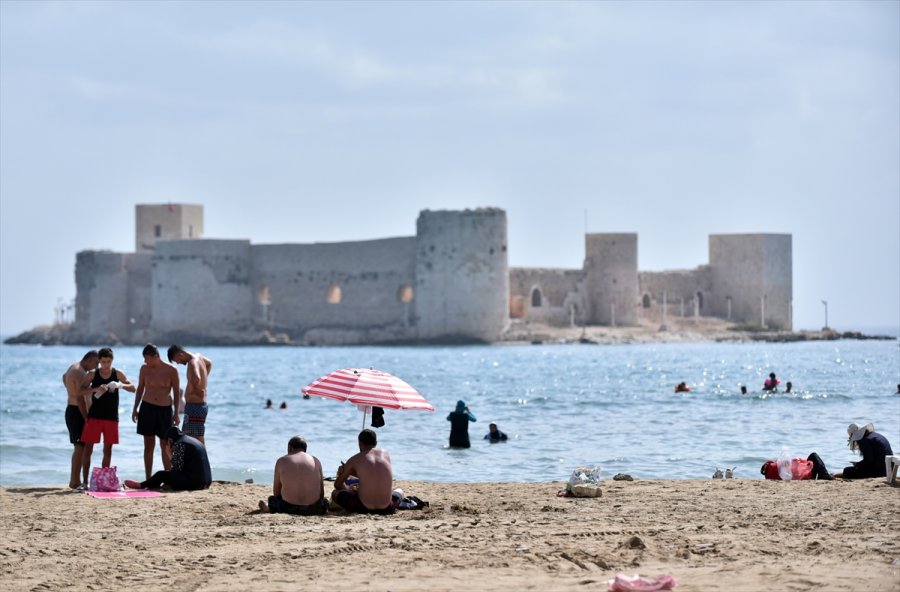 Mersin'de Tatilciler Güneşli Havanın Tadını Çıkarıyor