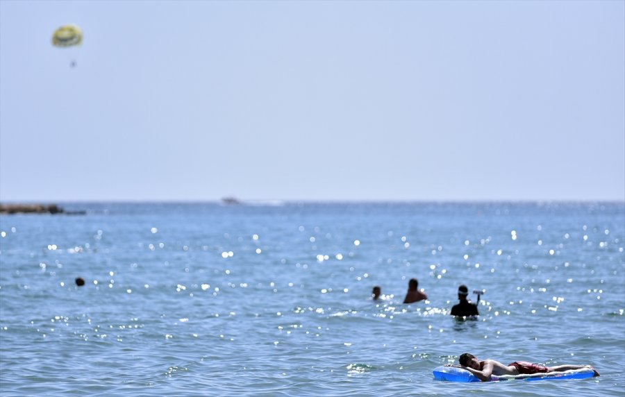 Mersin'de Tatilciler Güneşli Havanın Tadını Çıkarıyor
