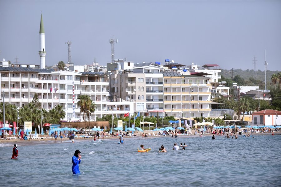 Mersin'de Tatilciler Güneşli Havanın Tadını Çıkarıyor