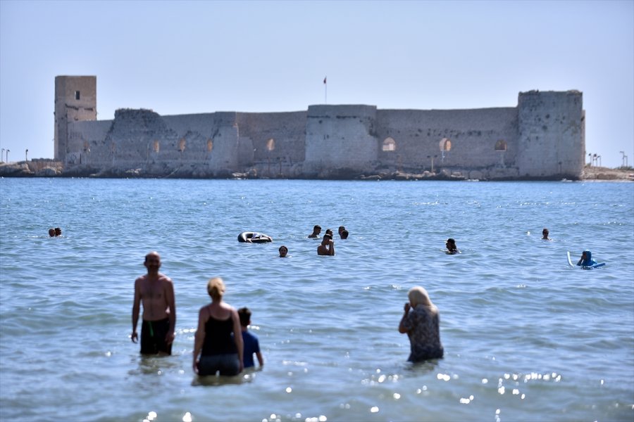 Mersin'de Tatilciler Güneşli Havanın Tadını Çıkarıyor