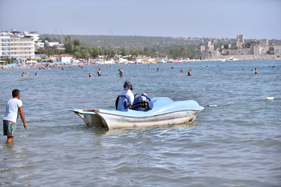 Mersin'de Tatilciler Güneşli Havanın Tadını Çıkarıyor