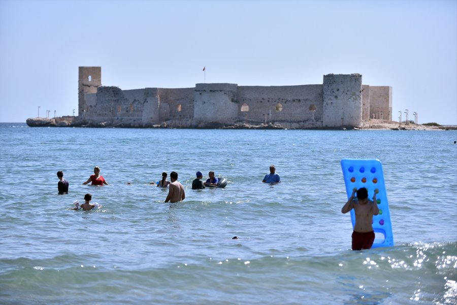 Mersin'de Tatilciler Güneşli Havanın Tadını Çıkarıyor