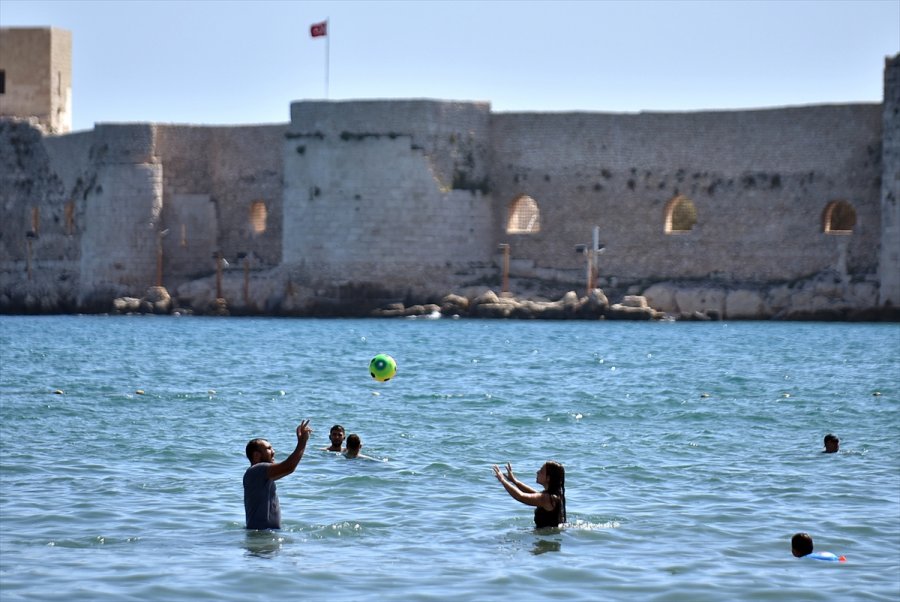 Mersin'de Tatilciler Güneşli Havanın Tadını Çıkarıyor