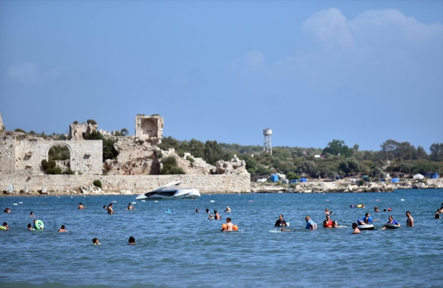 Mersin'de Tatilciler Güneşli Havanın Tadını Çıkarıyor