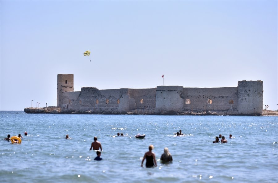 Mersin'de Tatilciler Güneşli Havanın Tadını Çıkarıyor