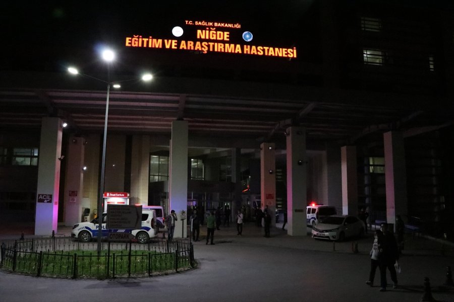 Niğde'de Hamile Eşini Darbeden Komşusu İle Kocasını Tabancayla Yaralayan Saldırgan Kaçtı