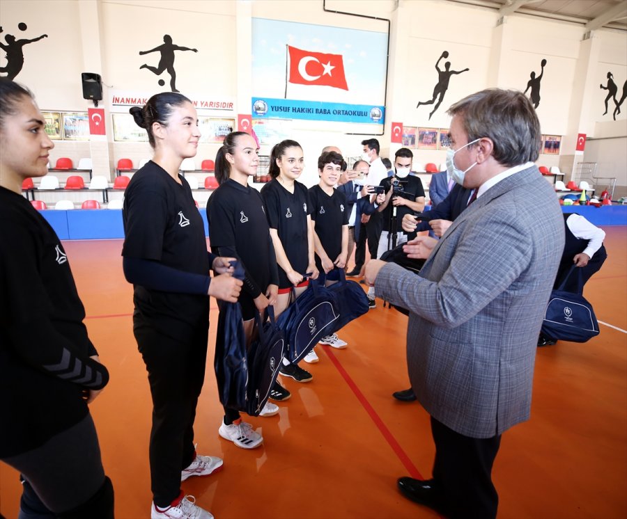 Vali Aydoğdu'dan Aksaray Belediyespor Kadın Hentbol Takımı'na Ziyaret