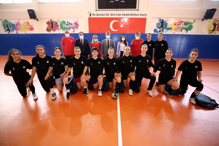 Vali Aydoğdu'dan Aksaray Belediyespor Kadın Hentbol Takımı'na Ziyaret