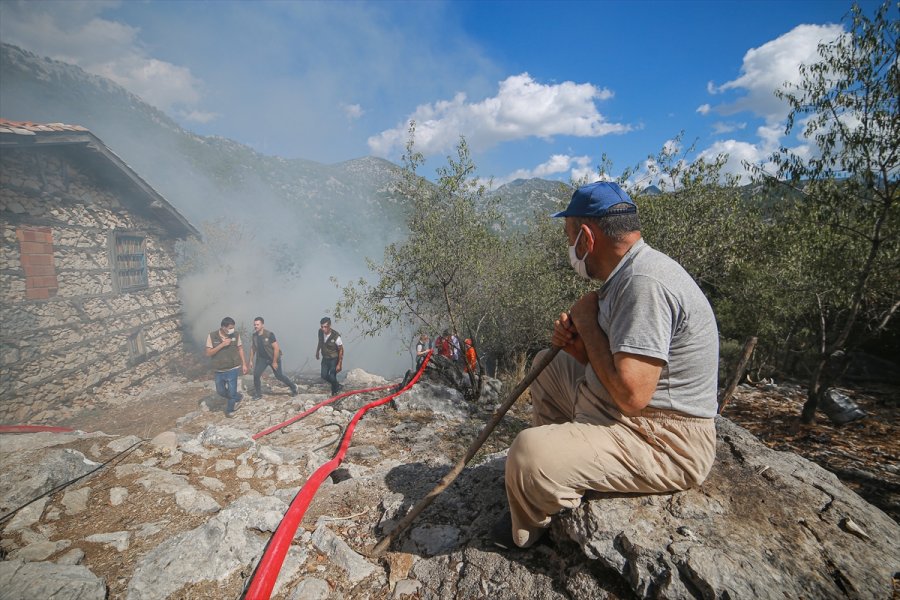 Antalya'da Çıkan Yangında Tarihi Düğmeli Ev Kullanılamaz Hale Geldi