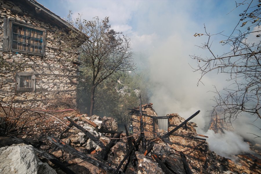 Antalya'da Çıkan Yangında Tarihi Düğmeli Ev Kullanılamaz Hale Geldi