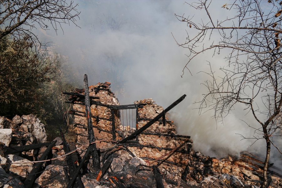 Antalya'da Çıkan Yangında Tarihi Düğmeli Ev Kullanılamaz Hale Geldi
