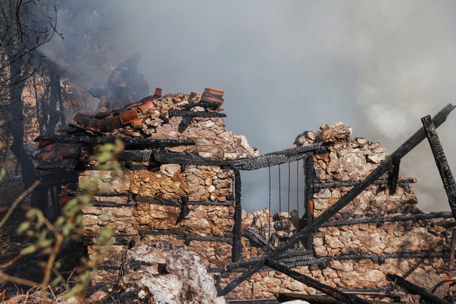 Antalya'da Çıkan Yangında Tarihi Düğmeli Ev Kullanılamaz Hale Geldi